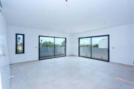 Town Centre Contemporary 4 Bedroom Penthouse Apartments