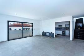 Town Centre Contemporary 4 Bedroom Penthouse Apartments