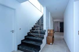 Town Centre Contemporary 4 Bedroom Penthouse Apartments
