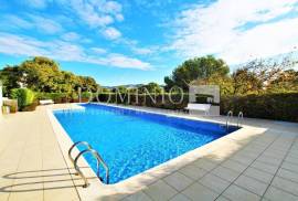 Sunny flat with sea views and swimming pool