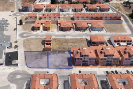 Land for construction of a building with 6 fractions, garage and patio