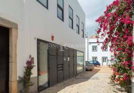 Tavira, 3-bedroom spacious apartment with central patio in the heart of the city.