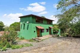 Casa Verde: Spacious Duplex Located just a short walk to Playa Prieta!