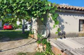 ISTRIA, SOVINJAK - Antique house for adaptation in a quiet location