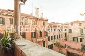 Apartamento de estilo veneciano con bonita terraza