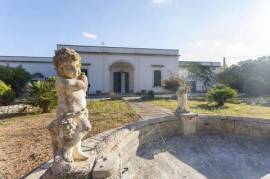 Villa d'epoca a Lecce, giardino e piscina