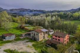 Agriturismo - Castiglione di Garfagnana. Well-kept agriturismo with a lot of potential