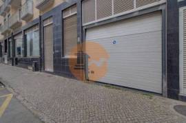 Large closed garage for sale in the center of VRSA.