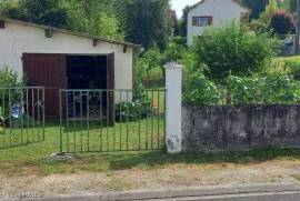 €218000 - Investment Property with 3 Flats, a Commercial Space and a Building Plot - Charroux