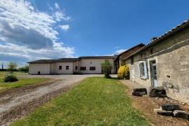€255300 - Beautiful 4-Bedroom House with Outbuildings and Lovely Garden