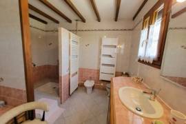 €255300 - Beautiful 4-Bedroom House with Outbuildings and Lovely Garden