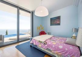 3 bedroom villa with pool and sea view
