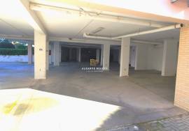 2 bedroom apartment with garage and swimming pool