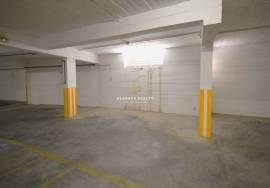 2 bedroom apartment with garage and swimming pool