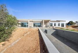 Carvoeiro - Superb new-build single level 4-bedroom villa close to Salicos