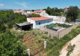 3 BEDROOM HOUSE WITH +2000M2 OF LAND AND WAREHOUSE