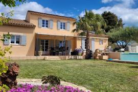 Beautiful Traditional Bastide With 154 M2 Living Space With Pool On A 1544 M2 Plot Just 450 M From The Sea.