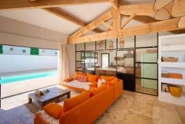 Stunning Luxury Villa, Swimming Pool, Garage