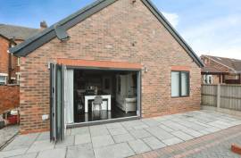 3 bedroom, Semi-detached bungalow for sale