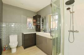 3 bedroom, Semi-detached bungalow for sale