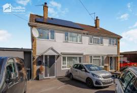 3 bedroom, Semi-detached house for sale
