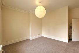 2 bedroom, Ground floor maisonette for sale