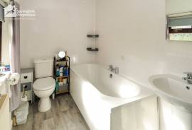 3 bedroom, Semi-detached house for sale