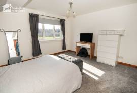 3 bedroom, Semi-detached house for sale