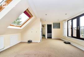 5 bedroom, Detached house for sale