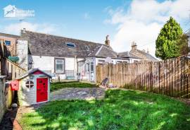 4 bedroom, Cottage for sale