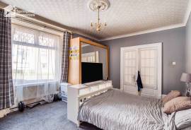 4 bedroom, Cottage for sale
