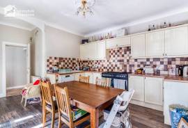 4 bedroom, Cottage for sale