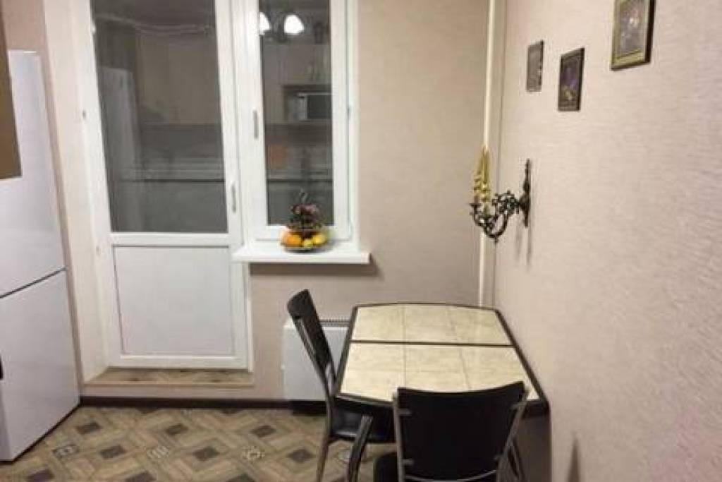 Пишите в WhatsApp +7 962-388-28-38. Также рядом сдаётся двухкомнатная квартира и частный дом!