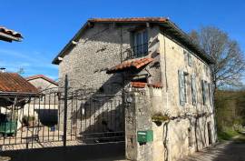 €158500 - Charming Village House with 3 Bedrooms, Courtyard, and Workshop