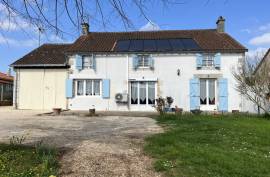 €172250 - 6 Bedroom Village House With Barn Close To Ruffec