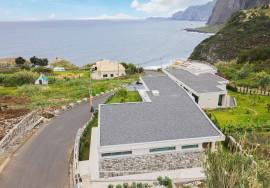 Luxury Villa with Pool - 3 Bedrooms in Faial