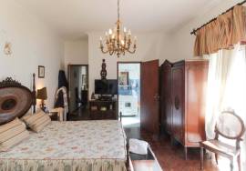 5 bedroom villa with 2 garages, terrace and shop - central