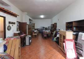 5 bedroom villa with 2 garages, terrace and shop - central