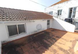 5 bedroom villa with 2 garages, terrace and shop - central
