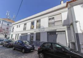 5 bedroom villa with 2 garages, terrace and shop - central