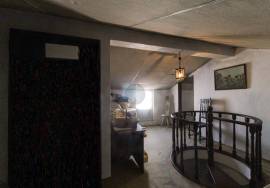 5 bedroom villa with 2 garages, terrace and shop - central