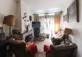 5 bedroom villa with 2 garages, terrace and shop - central