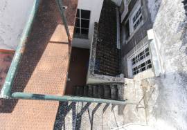 5 bedroom villa with 2 garages, terrace and shop - central