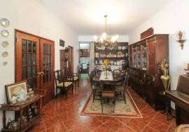 5 bedroom villa with 2 garages, terrace and shop - central