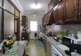5 bedroom villa with 2 garages, terrace and shop - central
