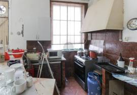 5 bedroom villa with 2 garages, terrace and shop - central
