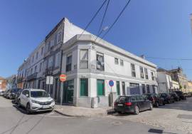5 bedroom villa with 2 garages, terrace and shop - central