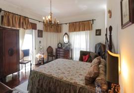 5 bedroom villa with 2 garages, terrace and shop - central