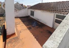 5 bedroom villa with 2 garages, terrace and shop - central