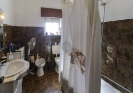 5 bedroom villa with 2 garages, terrace and shop - central